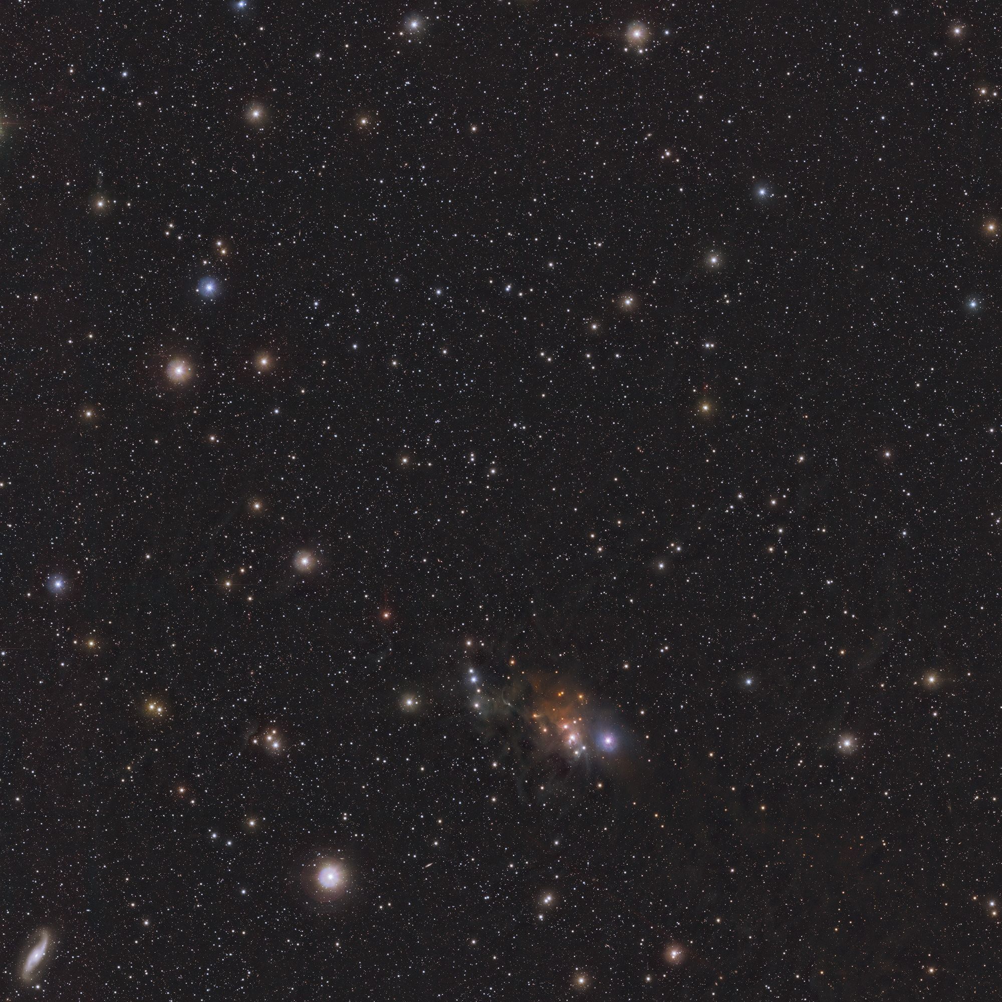 Uma imagem infravermelha tirada com o Telescópio Visível e Infravermelho para Astronomia mostra Cha 1107-7626, um ponto localizado no centro • ESO/Meingast et. al.