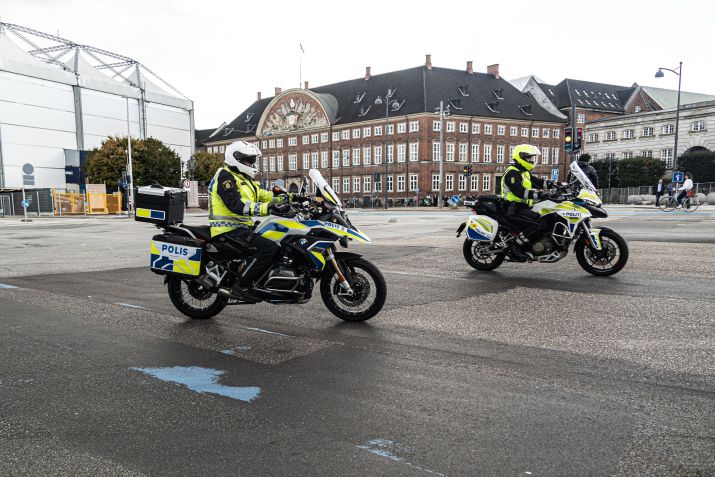 Policiais em motocicletas em frente ao Palácio de Christiansborg antes da reuniãO de líderes da União Europeia em Copenhague, Dinamarca, no dia 30 de setembro • NurPhoto/Getty Images via CNN Newsource