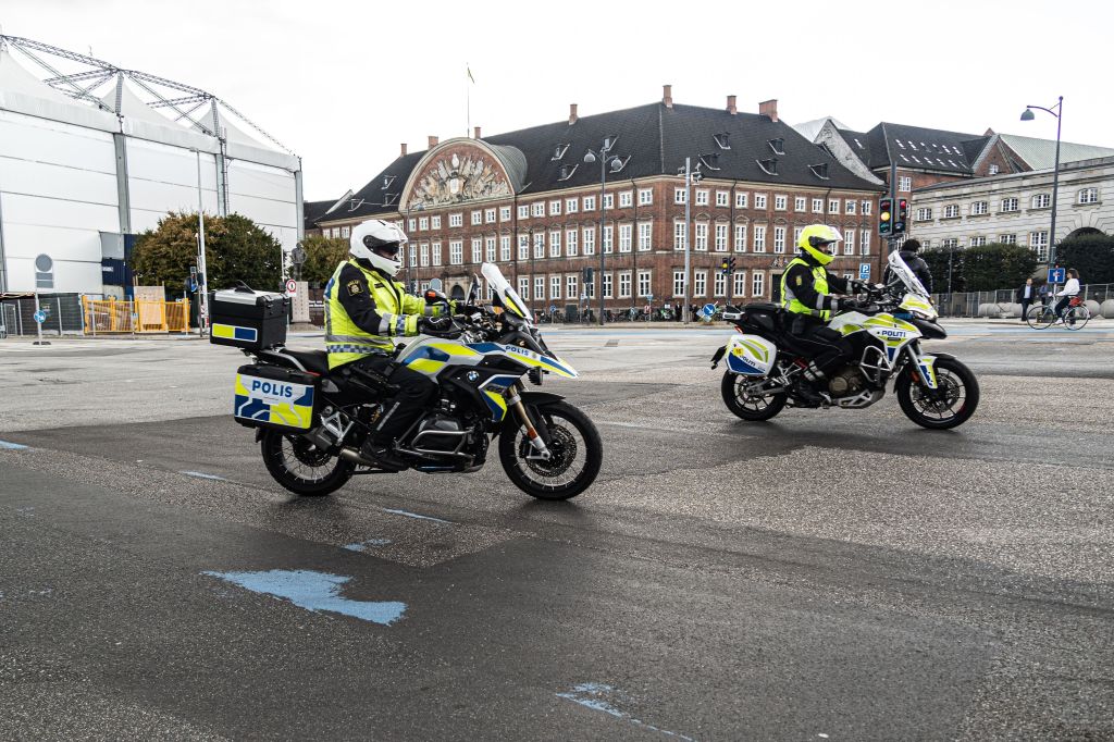 Policiais em motocicletas em frente ao Palácio de Christiansborg antes da reunião informal de líderes da União Europeia em Copenhague, Dinamarca, em 30 de setembro