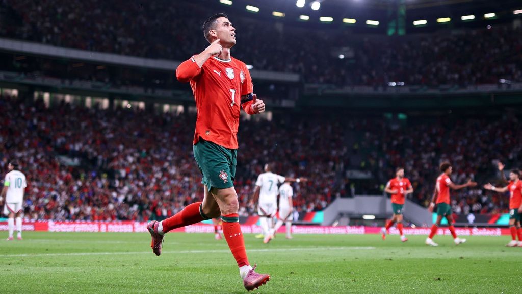 Cristiano Ronaldo marcou dois e garantiu vitória de Portugal contra a Hungria nesta terça (14)