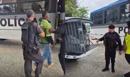 PM prende flanelinhas que cobravam até R$ 100 por vagas perto do Maracanã