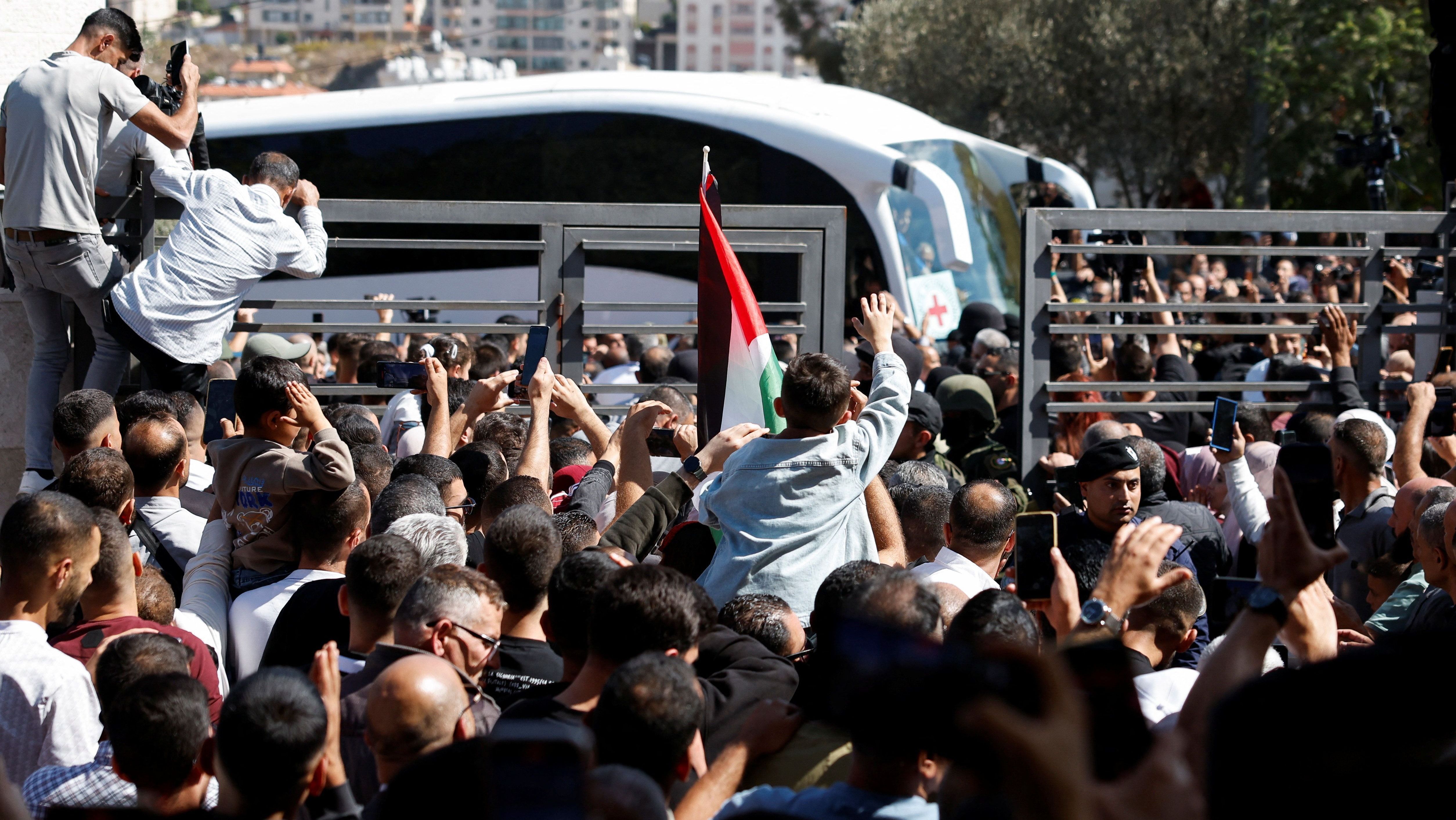 Prisioneiros palestinos libertados são recebidos em Ramallah, na Cisjordânia • 13/10/2025 REUTERS/Mohammed Torokman