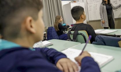 Professor brasileiro perde 21% do tempo de aula para manter disciplina