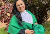 Em tratamento contra o câncer de mama, professora volta à sala de aula