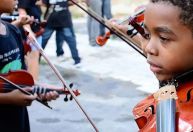 Projeto leva aulas de música para crianças em áreas vulneráveis do Rio