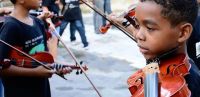 Projeto leva aulas de música para crianças em áreas vulneráveis do Rio
