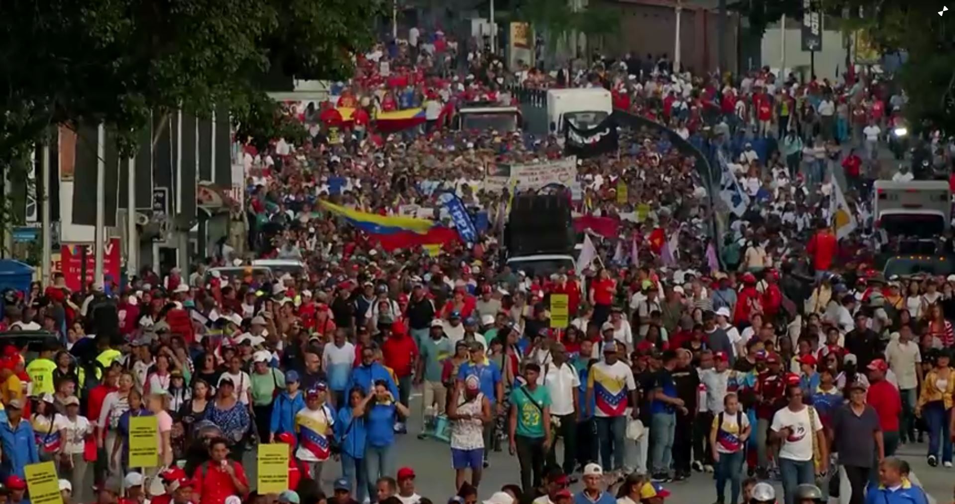 Apoiadores de Nicolás Maduro marcham em Caracas em meio às tensões com os EUA