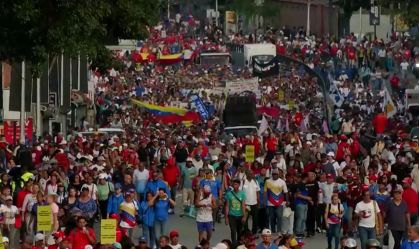 Apoiadores de Nicolás Maduro marcham em Caracas em meio às tensões com os EUA