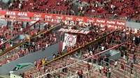 Torcida do Inter protesta contra dirigente antes de jogo com o Corinthians