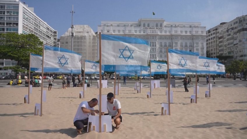Homenagem aos israelenses mortos no dia 7 de outubro de 2023 na praia de Copacabana, no Rio de Janeiro  • Reuters