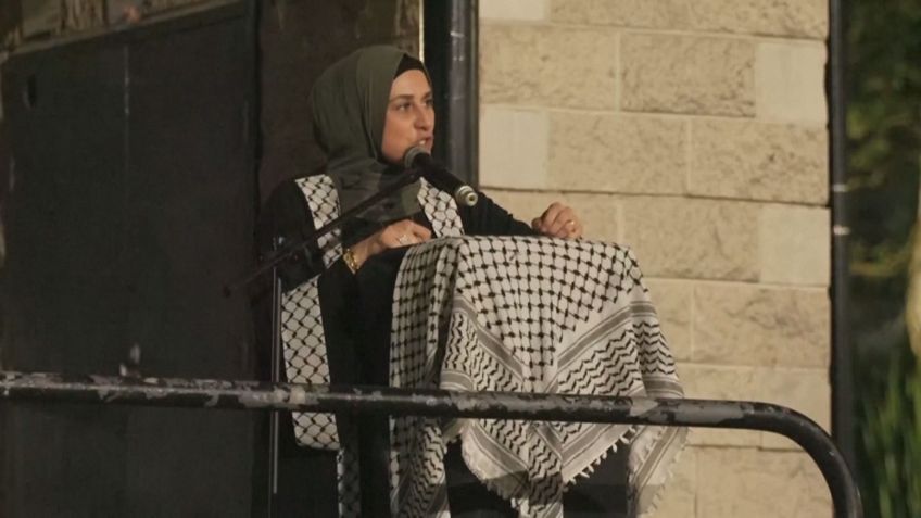 A advogada Ramia Abdo Sultan durante seu discurso no protesto pró-palestina em Sydney, na Austrália • AUSTRALIAN BROADCASTING CORPORATION