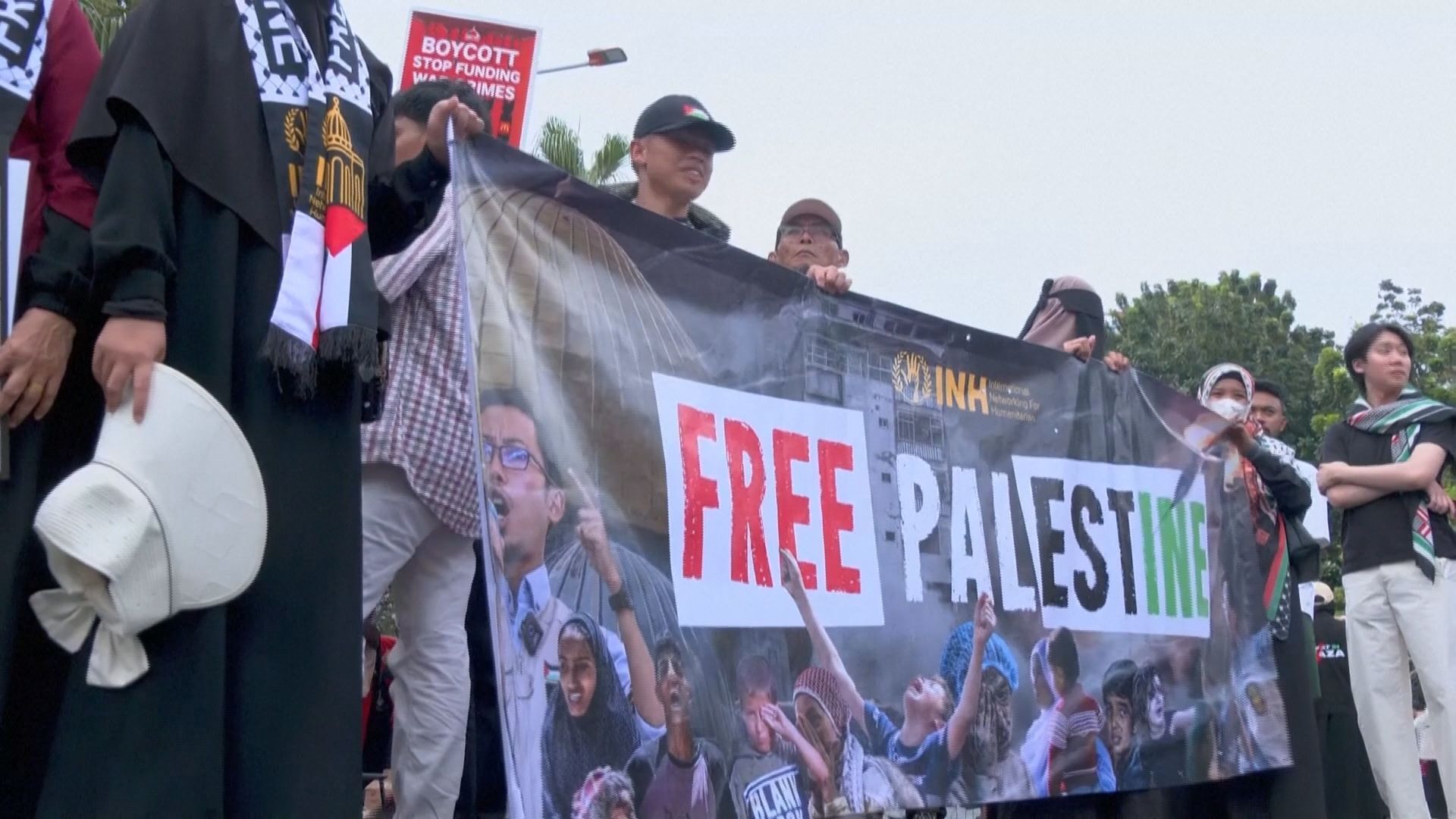Protestos pró-Palestina em frente a embaixada americana, em Jacarta, na Indonésia • Reuters