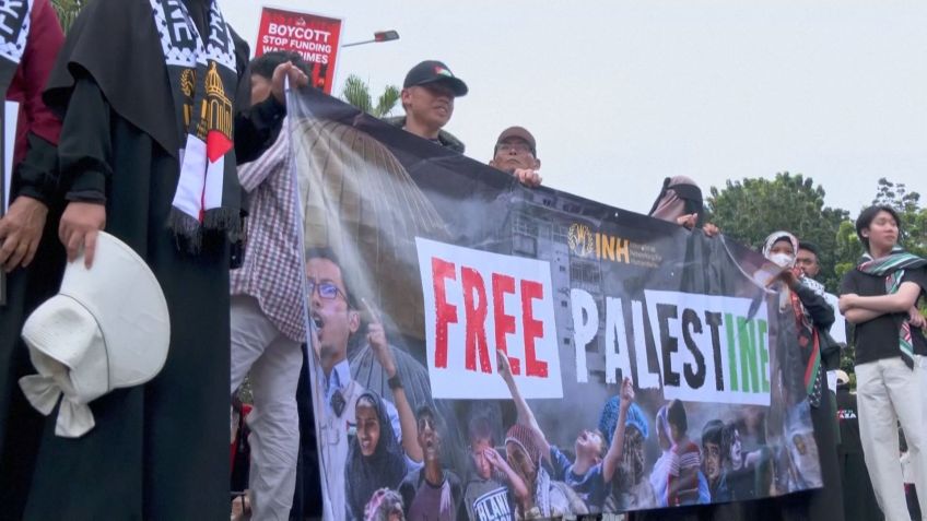 Protestos pró-Palestina em frente a embaixada americana, em Jacarta, na Indonésia • Reuters