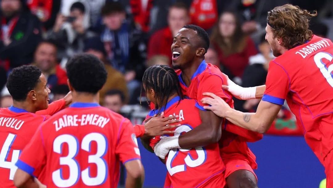 Jogadores do PSG comemorando um dos gols contra o Bayer Leverkusen, pela Champions League