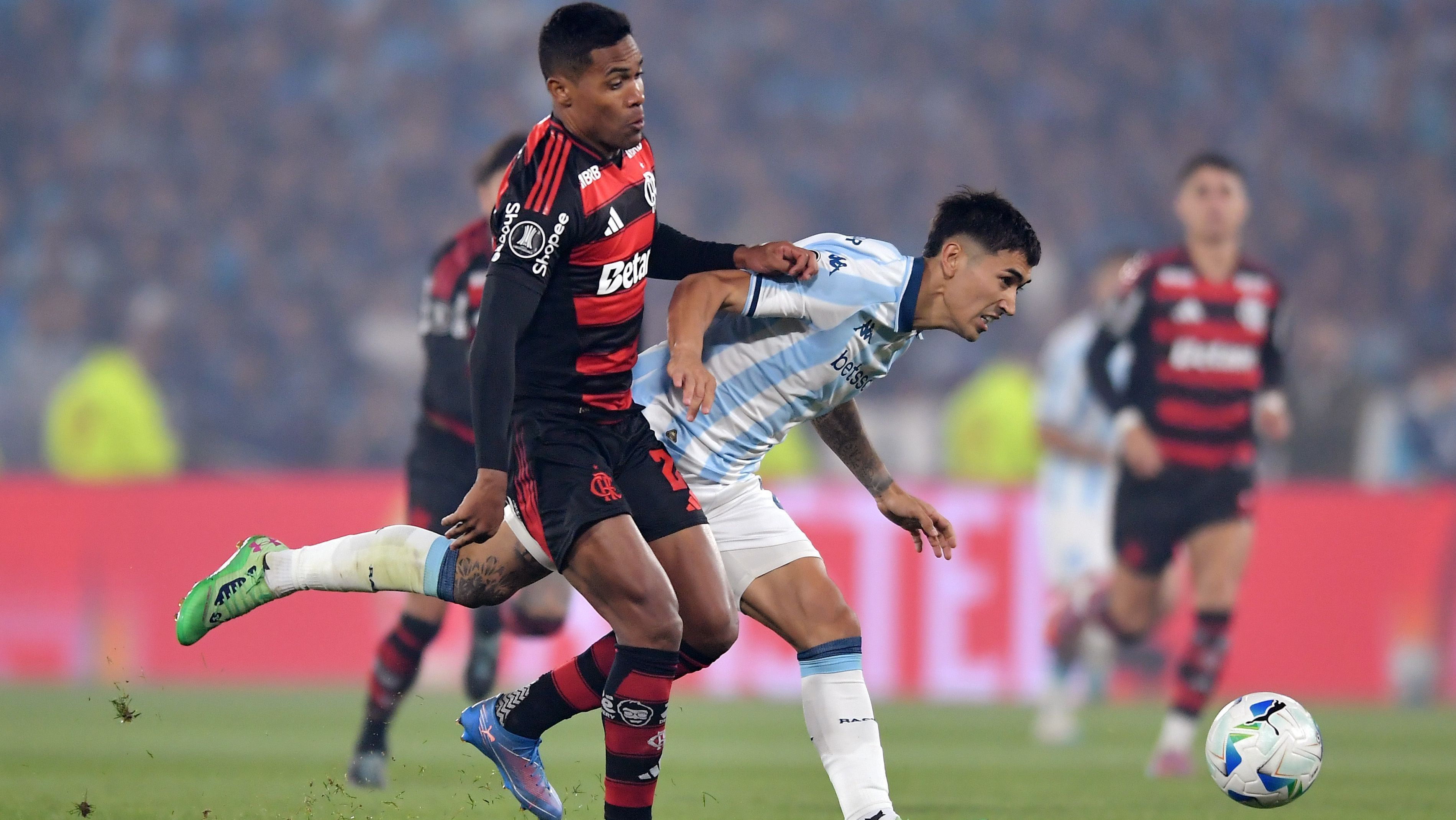 Lance de Racing x Flamengo pela semifinal da Libertadores