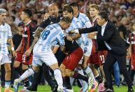 Clássico na Argentina tem briga generalizada e mangueira de incêndio; veja