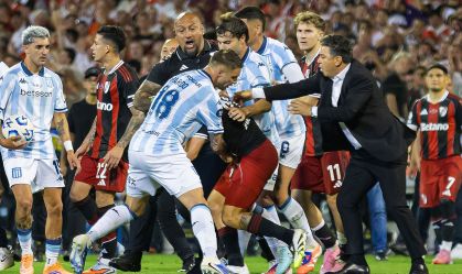 Clássico na Argentina tem briga generalizada e mangueira de incêndio; veja