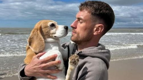 Aaron Ramsey com sua cachorrinha Halo, que sumiu no México