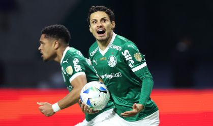 Raphael Veiga, jogador do Palmeiras, comemorando seu gol contra a LDU, pela semifinal da Libertadores