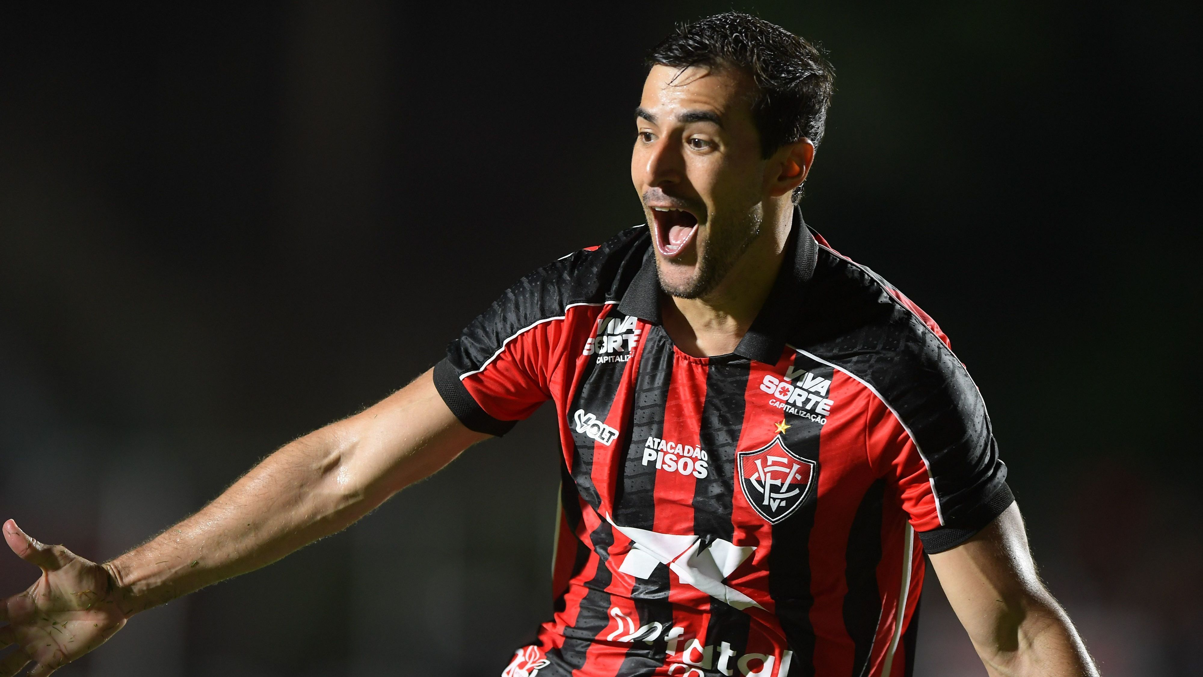 Raúl Cáceres marcou o gol do triunfo do Vitória sobre o Bahia
