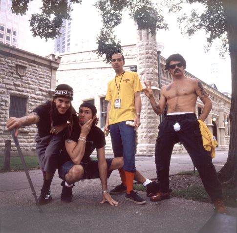 Arik Marshall (em amarelo) no Red Hot Chilli Peppers em 1992 • Paul Natkin/WireImage