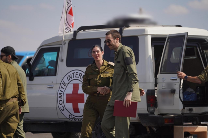 Refém Avinatan Or retornou com representantes das IDF após libertação do cativeiro • Unidade de Porta-vozes das IDF