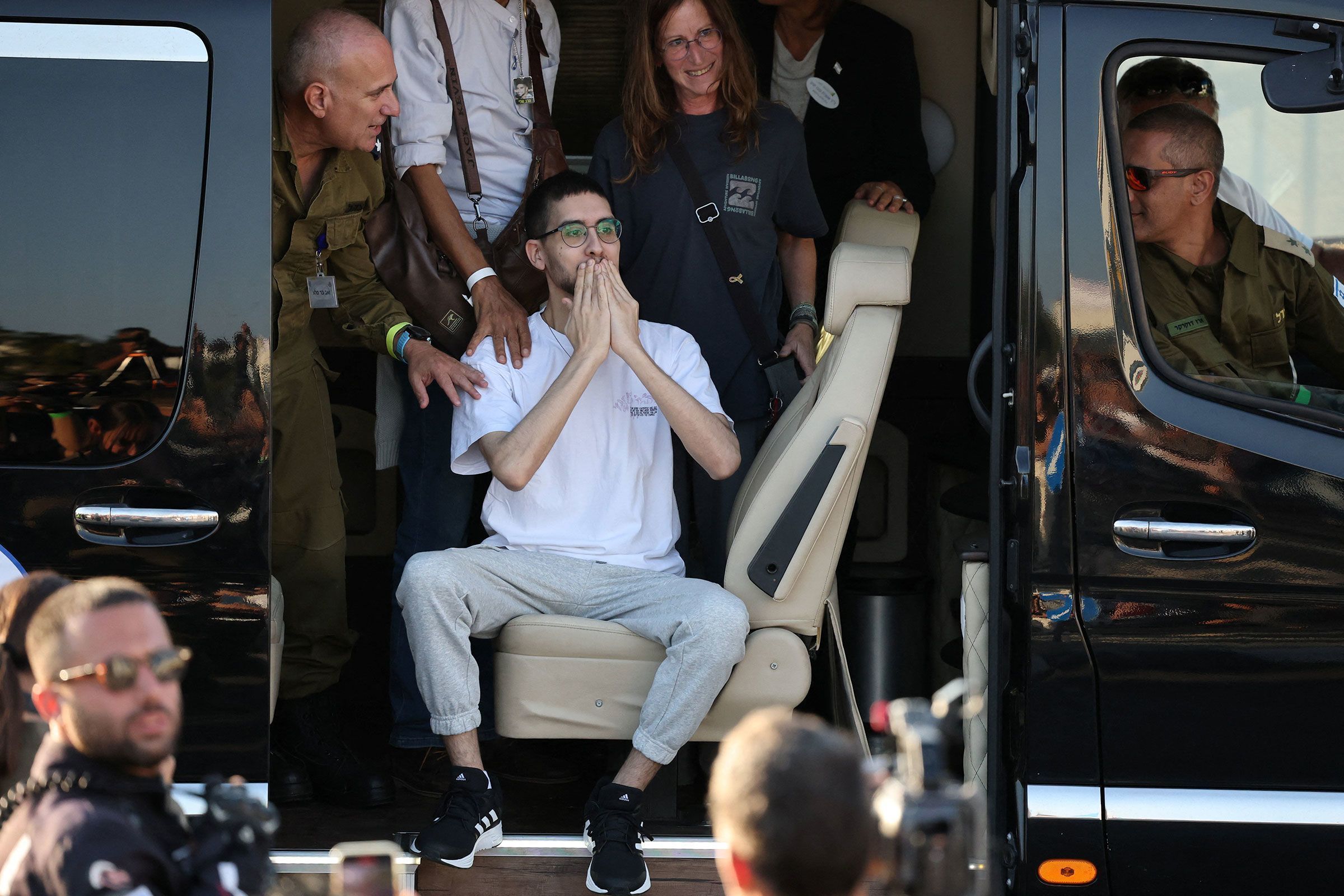 O refém libertado Evyatar David, que foi sequestrado durante o ataque mortal de outubro de 2023 pelo Hamas e levado para Gaza, reage ao chegar ao local do Rabin Medical Center-Beilinson Hospital, em Petah Tikva, Israel, em 13 de outubro • Stoyan Nenov/Reuters via CNN Newsource