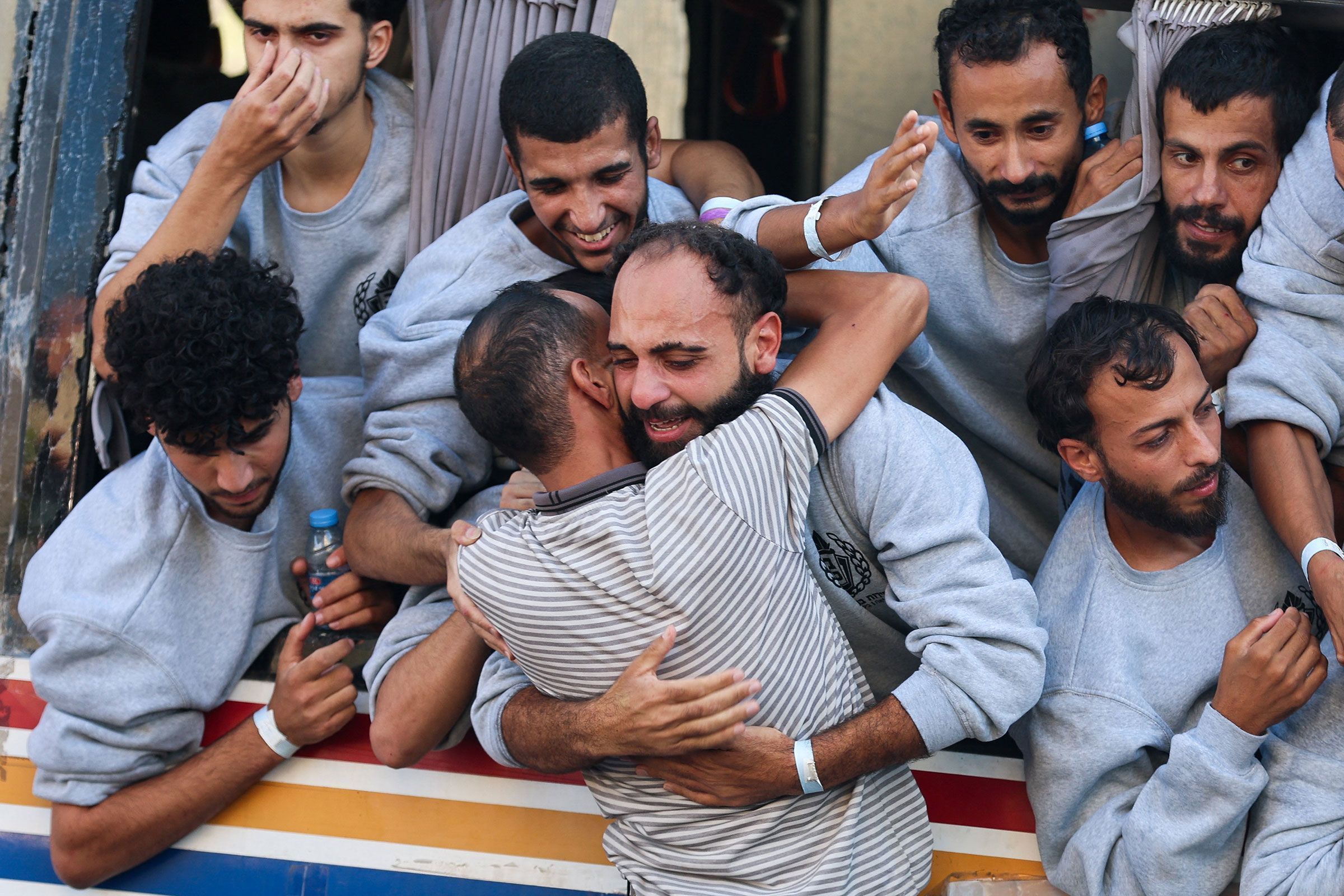 Um prisioneiro palestino libertado por Israel como parte de uma troca de reféns e um acordo de cessar-fogo entre o Hamas e Israel, abraça um homem em Khan Younis em 13 de outubro • Ramadan Abed/Reuters via CNN Newsource