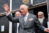 Rei Charles visita sinagoga que sofreu ataque terrorista em Manchester