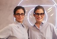 Web reage à Renata Vasconcellos e irmã gêmea usando roupas iguais; veja