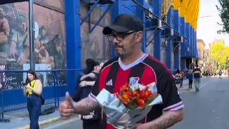 Torcedor do River vai à Bombonera e leva flores a velório de Miguel Russo