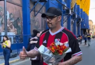 Torcedor do River vai à Bombonera e leva flores a velório de Miguel Russo