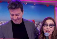 Rodrigo Faro chora ao fazer dueto com a mãe e relembra drama com o pai