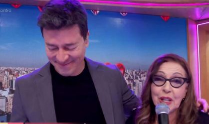 Rodrigo Faro chora ao fazer dueto com a mãe e relembra drama com o pai