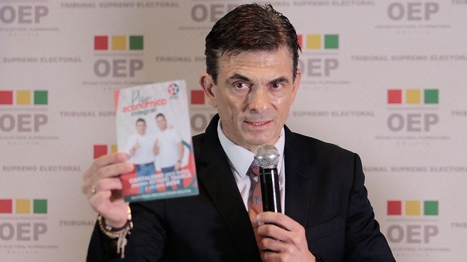 Candidato presidencial da Bolívia pelo Partido Democrata Cristão (PDC), Rodrigo Paz, durante entrevista coletiva • Jorge Mateo Romay Salinas/Anadolu via Getty Images