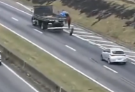 Vídeo mostra momento em que pneu solta e atinge romeiro na Via Dutra