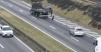 Vídeo mostra momento em que pneu solta e atinge romeiro na Via Dutra