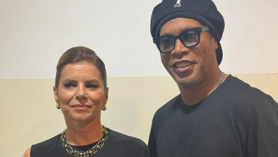 Ronaldinho Gaúcho posou com Débora Bloch nos bastidores de evento da Globo