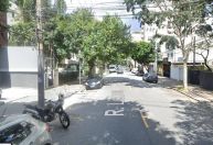Rua em Pinheiros tem assalto à mão armada e vítima golpeada por criminoso