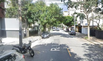 Rua em Pinheiros tem assalto à mão armada e vítima golpeada por criminoso