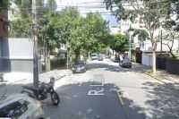 Rua em Pinheiros tem assalto à mão armada e vítima golpeada por criminoso