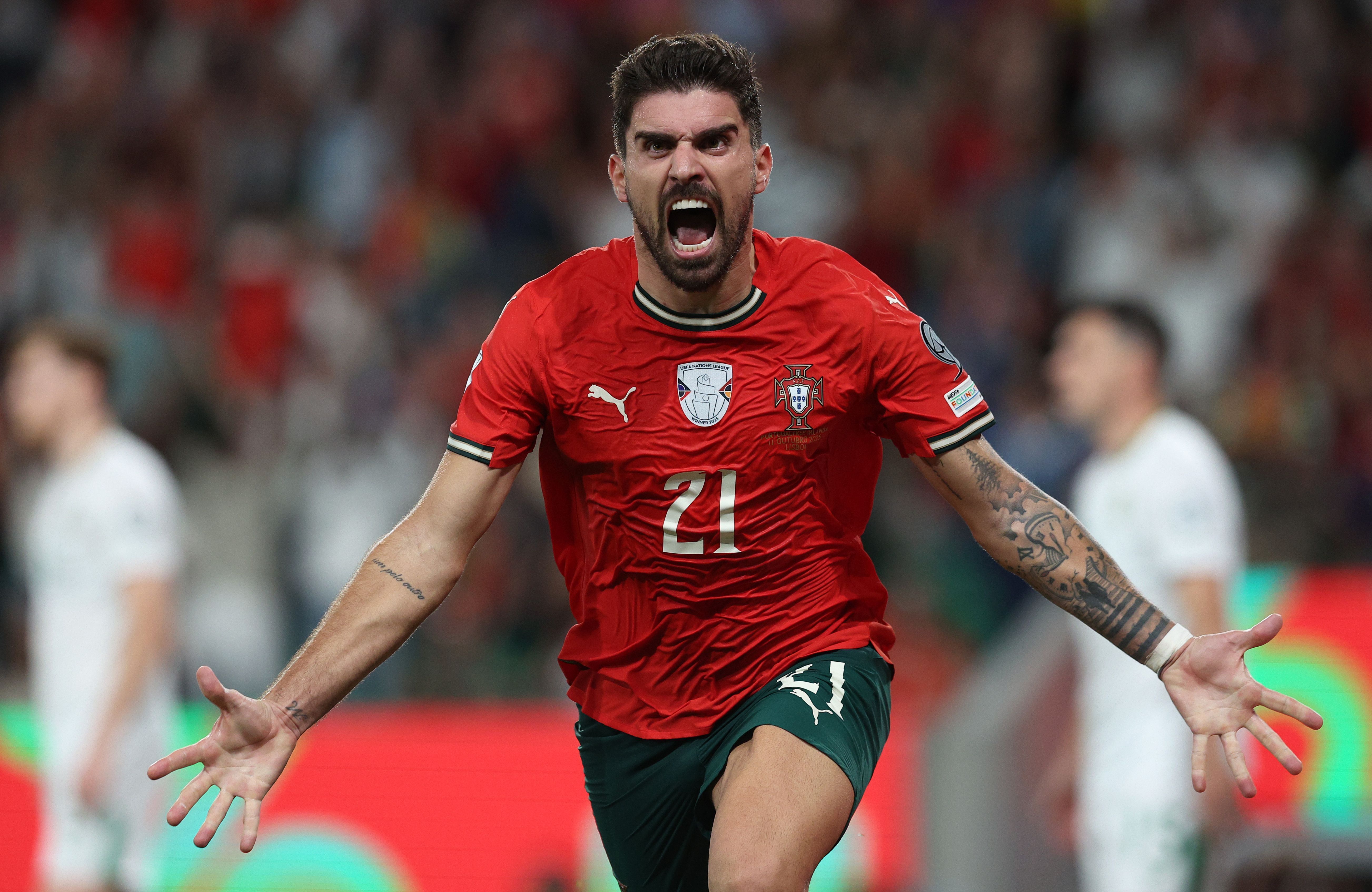 Rúben Neves comemora o único gol da vitória de Portugal sobre Irlanda