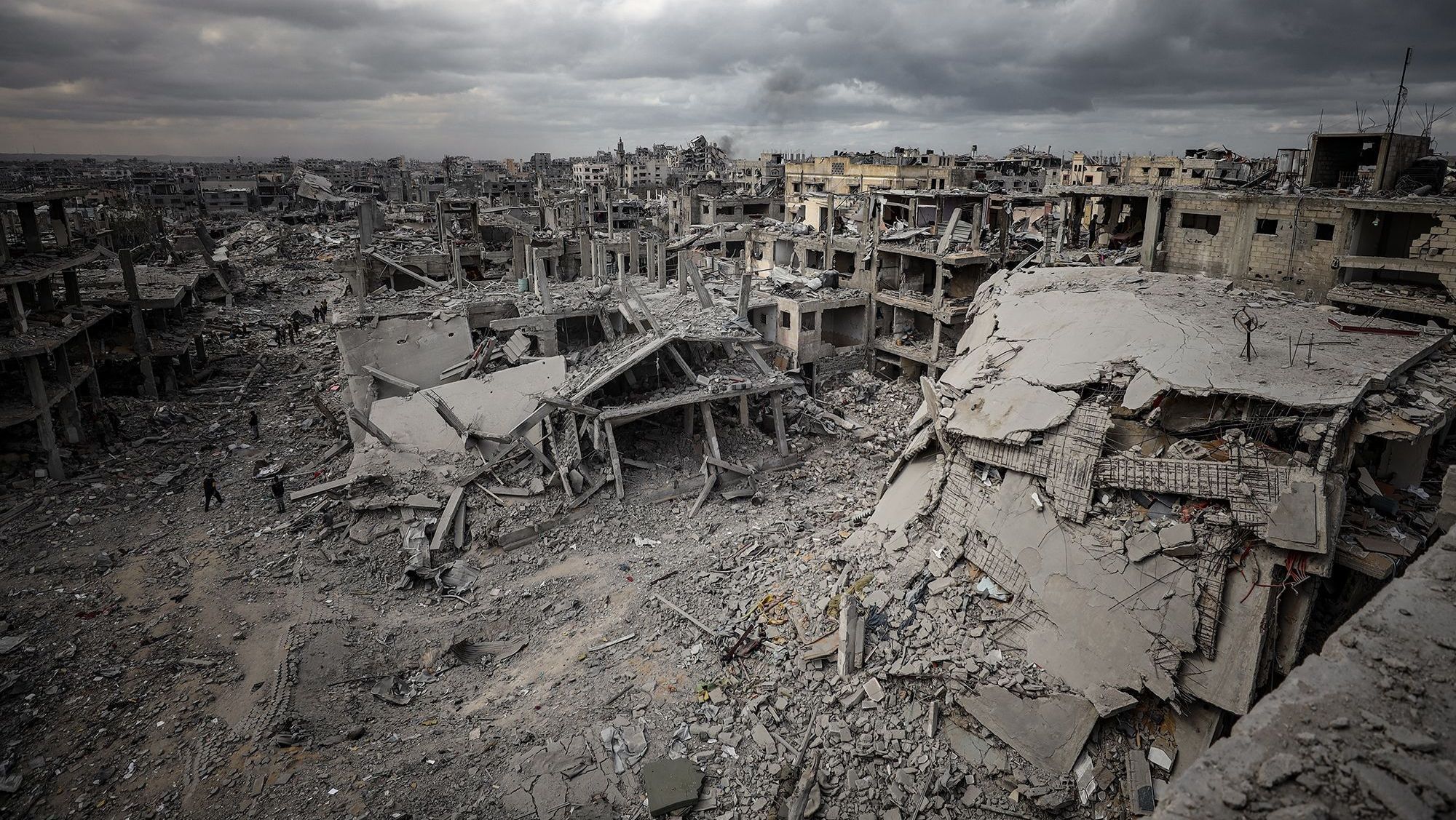 Uma vista aérea dos prédios fortemente danificados e desabados nos ataques israelenses, depois que o Exército israelense se retirou de Gaza após o acordo de cessar-fogo em 12 de outubro no bairro de Sabra, no sul da Cidade de Gaza, Gaza.