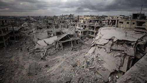 Uma vista aérea dos prédios fortemente danificados e desabados nos ataques israelenses, depois que o Exército israelense se retirou de Gaza após o acordo de cessar-fogo em 12 de outubro no bairro de Sabra, no sul da Cidade de Gaza, Gaza.