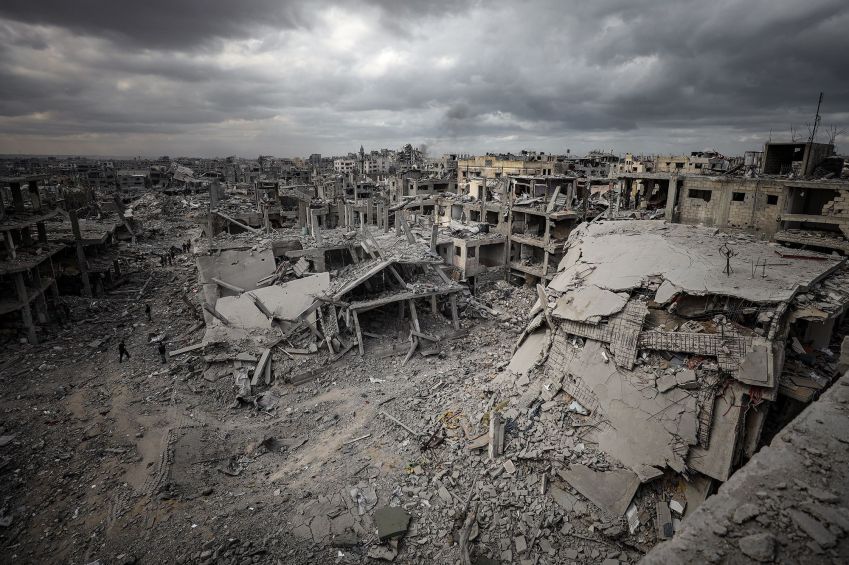 Uma vista aérea dos prédios fortemente danificados e desabados nos ataques israelenses, depois que o Exército israelense se retirou de Gaza após o acordo de cessar-fogo em 12 de outubro no bairro de Sabra, no sul da Cidade de Gaza, Gaza. • Imagens de Khames Alrefi/Anadolu/Getty via CNN Newsource