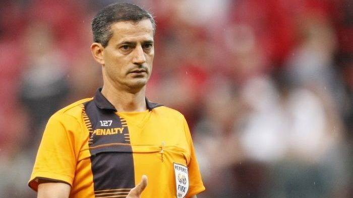 O arbitro Sálvio Spinola Fagundes Filho (Fifa/SP) durante jogo entre Atletico Paranaense e Goias no estádio da Arena da Baixada, em Curitiba, em jogo válido pelo Campeonato Brasileiro da série A