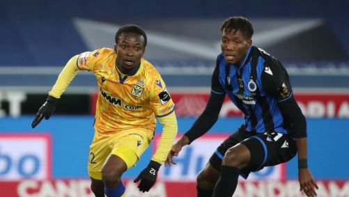 Samuel Asamoah disputa bola com adversário quando defendia o STVV da Bélgica