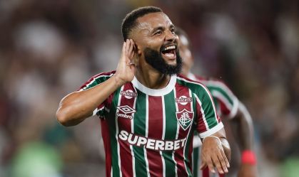 Samuel Xavier, do Fluminense, comemorando seu gol diante do Internacional, pelo Brasileirão