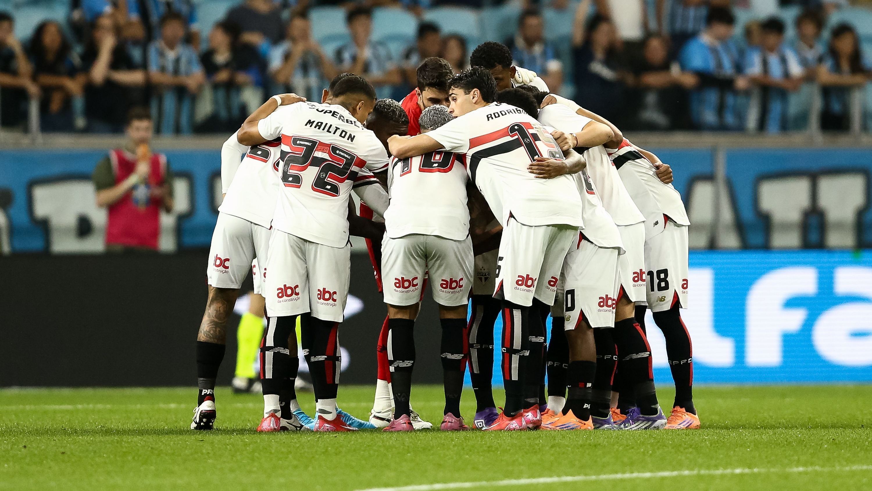Time do São Paulo se reúne antes do jogo contra o Grêmio pelo Brasileirão