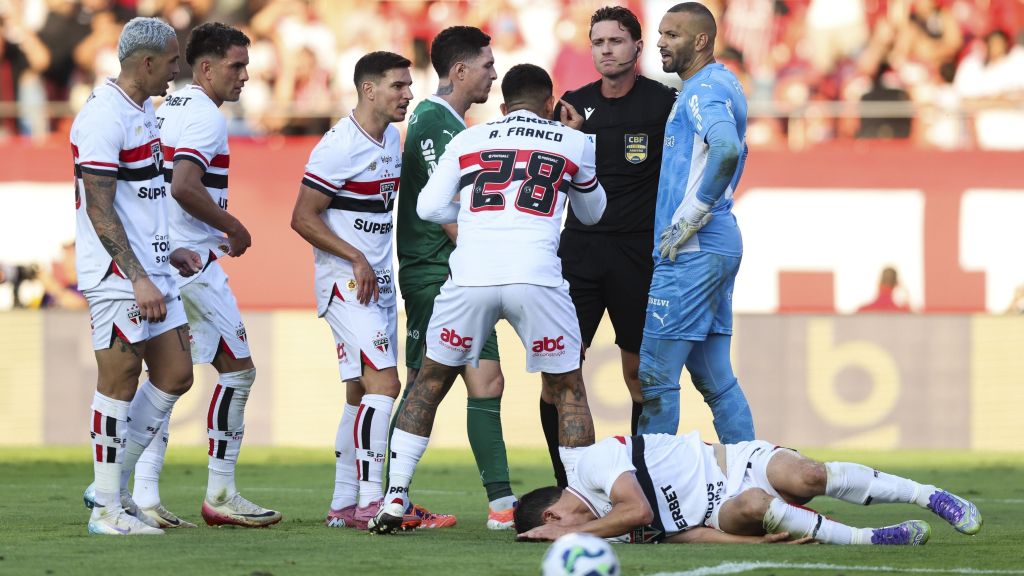Jogadores do São Paulo reclamam com o árbitro Ramon Abatti Abel sobre um possível pênalti em Tapia (no chão)